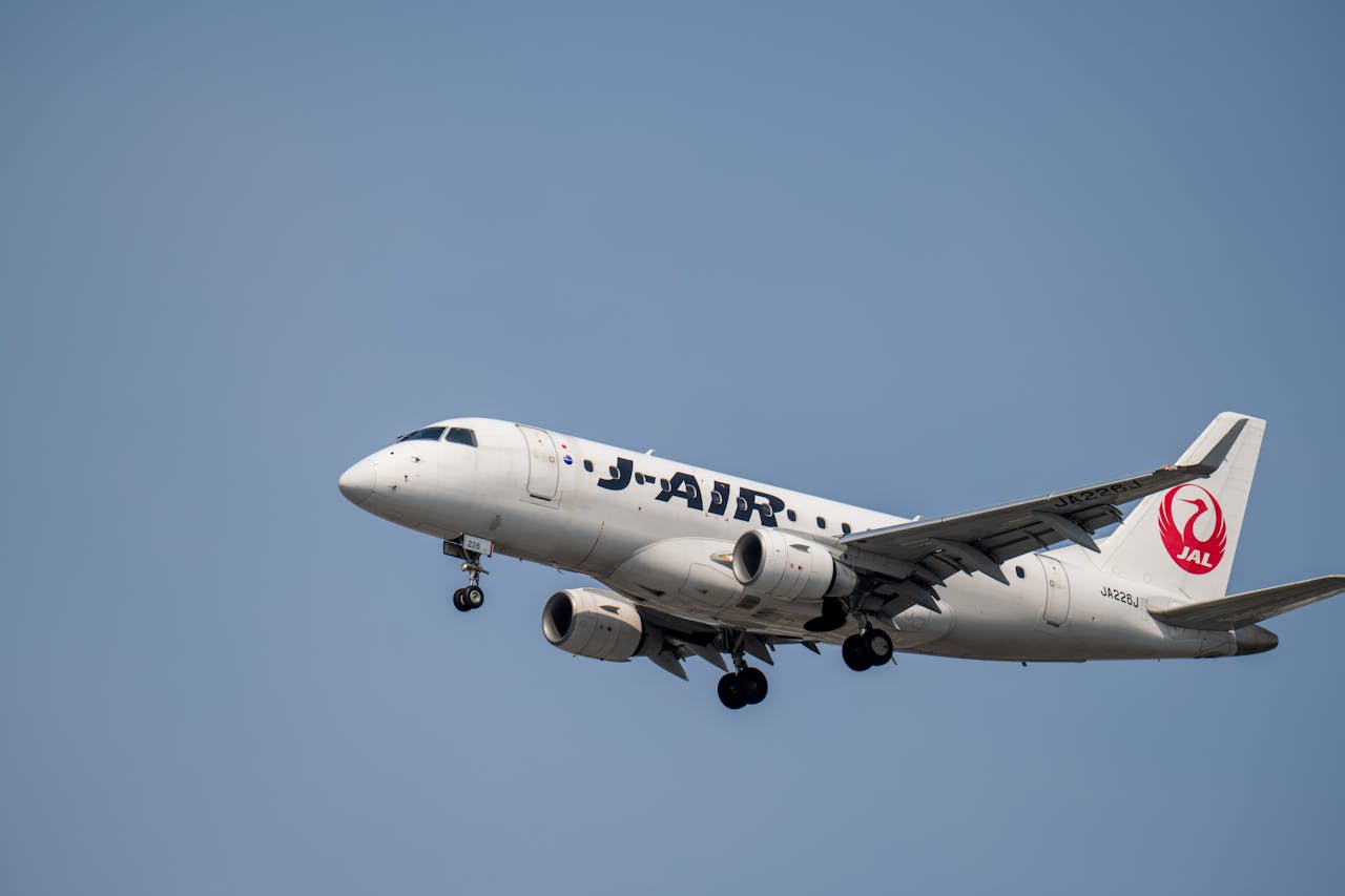 commercial-airplane-in-flight-with-blue-sky-background-32357545